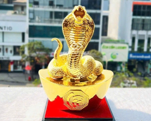 Tượng rắn vàng tài lộc với dáng ngồi vững chãi, đầu ngẩng cao hiên ngang, phần thân uốn lượn mềm mại quấn quanh thỏi vàng, có giá 8 triệu đồng. Ảnh: Golden Gift