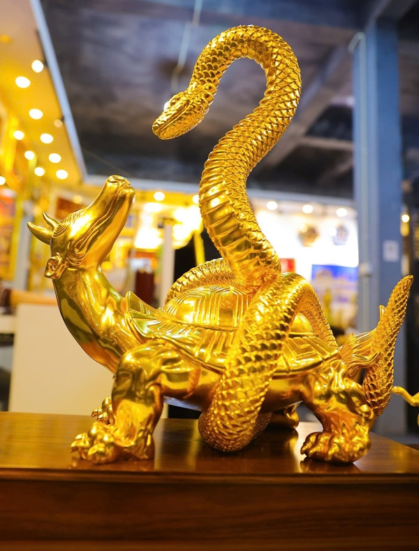 Đáng chú ý, tượng huyền vũ dát vàng 24K kích thước lớn (60x35x69 cm) được cơ sở rao bán với giá 150 triệu đồng. Ảnh: Tiền phong