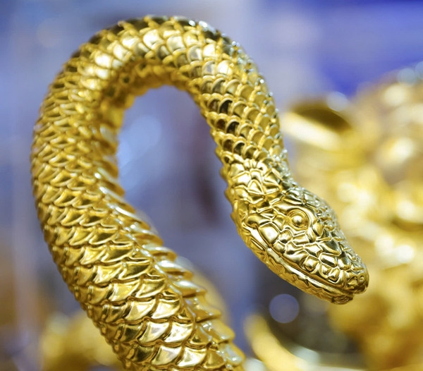 Với rắn của năm Ất Tỵ, đôi mắt và miệng phải tạo được cảm giác lành, đầu hướng lên trên và không có răng nanh. Ảnh: Suckhoedoisong