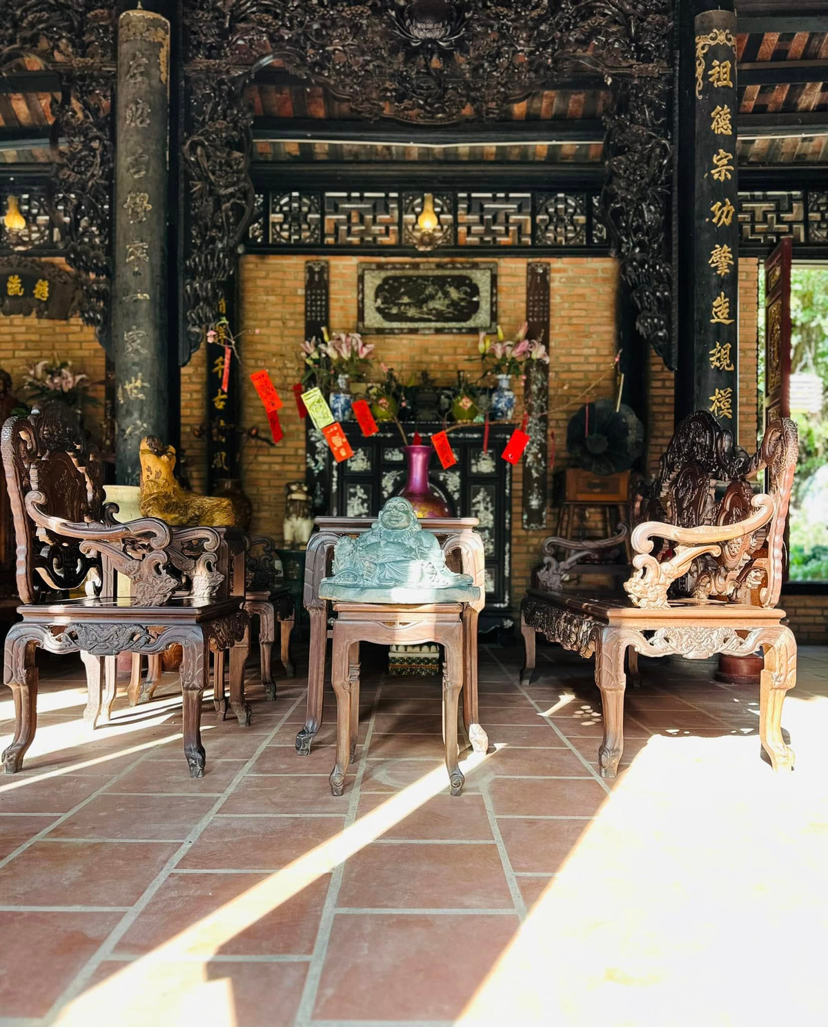 Trong ngôi nhà cổ này, Hoàng Mập bày hàng trăm cổ vật, tượng Phật quý giá do anh kỳ công sưu tầm. Ảnh: FB Hoàng Minh Bùi