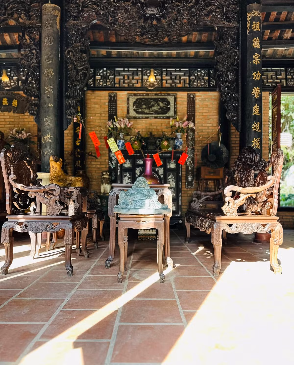 Trong ngôi nhà cổ này, Hoàng Mập bày hàng trăm cổ vật, tượng Phật quý giá do anh kỳ công sưu tầm. Ảnh: FB Hoàng Minh Bùi