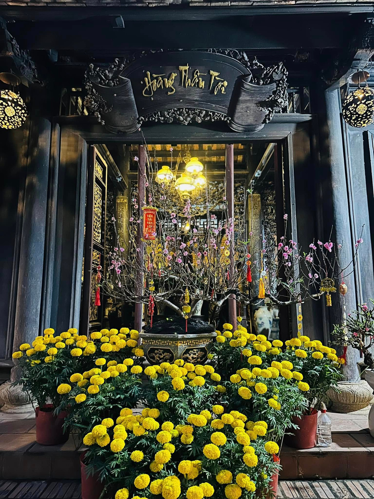 Gia đình nam danh hài dọn dẹp nhà cửa, trưng hoa, trưng bánh trái rồi cùng nhau gói bánh Tét, thức đón giao thừa. Ảnh: FB Hoàng Minh Bùi