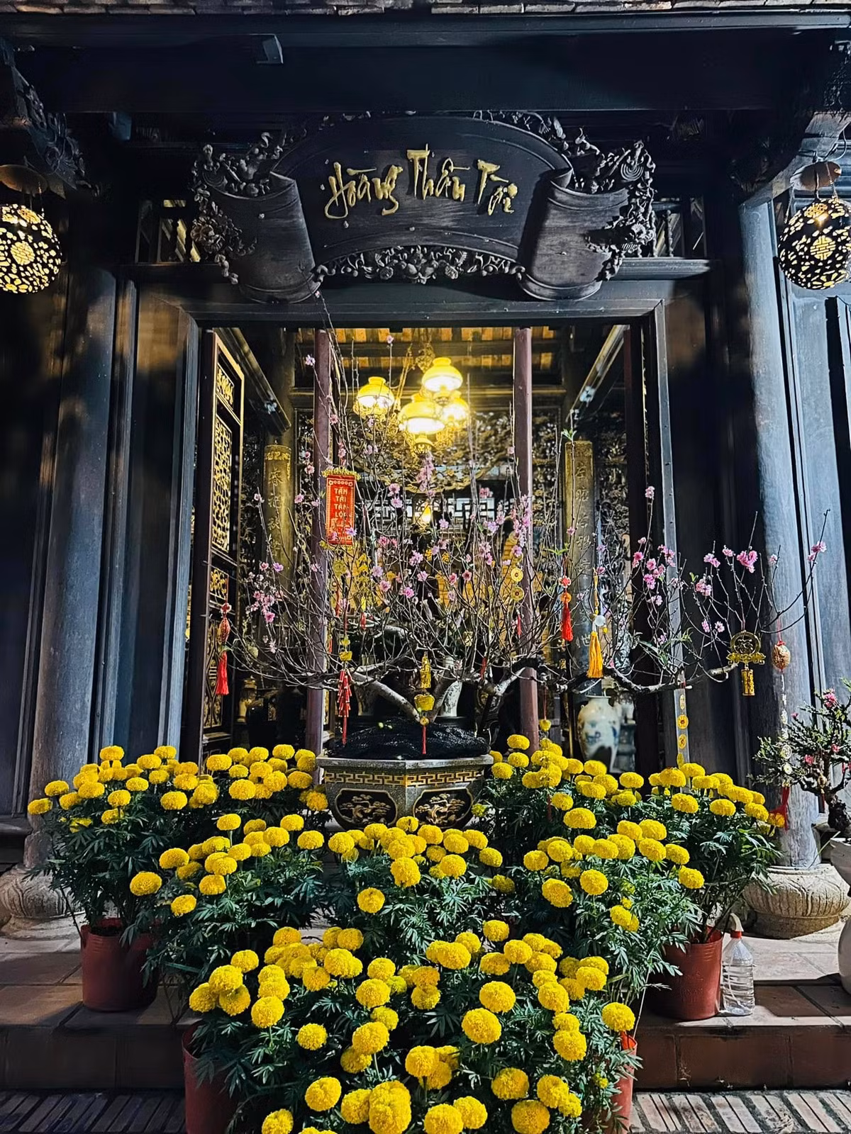 Gia đình nam danh hài dọn dẹp nhà cửa, trưng hoa, trưng bánh trái rồi cùng nhau gói bánh Tét, thức đón giao thừa. Ảnh: FB Hoàng Minh Bùi