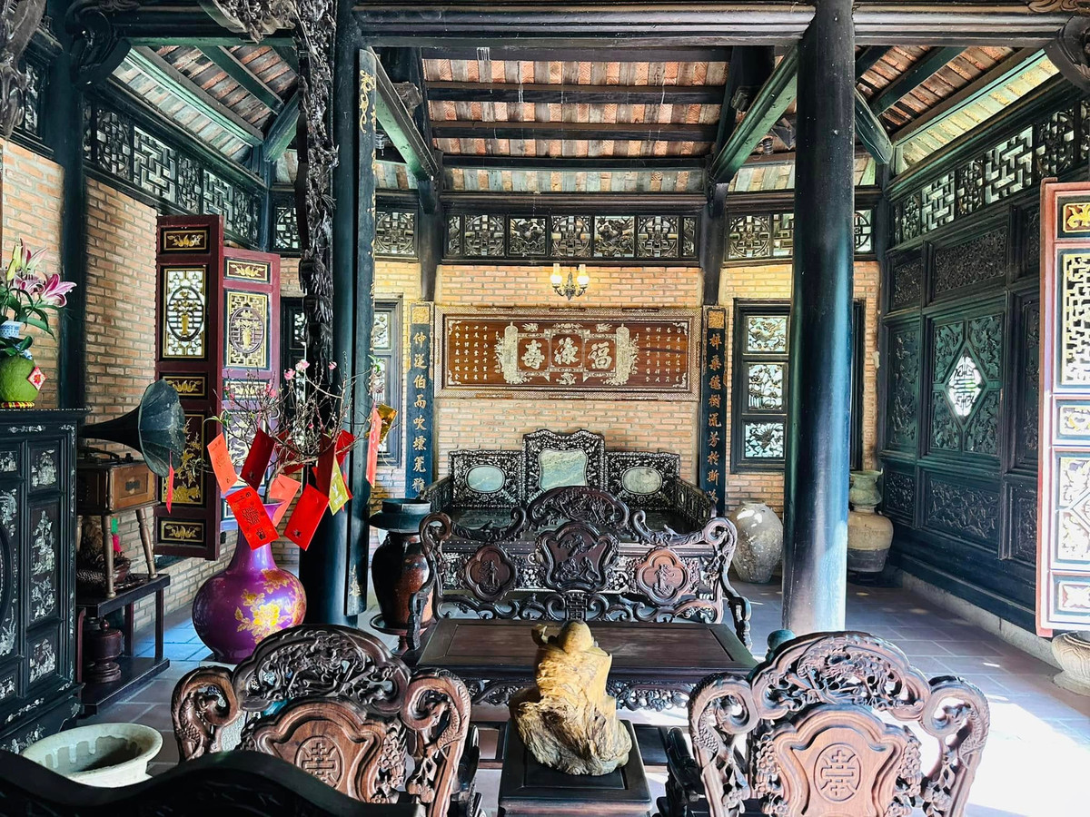 Theo tiết lộ của danh hài Hoàng Mập, căn nhà xưa nguyên gốc được mang từ Nam Định vào Đồng Nai từ viên ngói, viên gạch đến rường, cột, gạch...Ảnh: FB Hoàng Minh Bùi