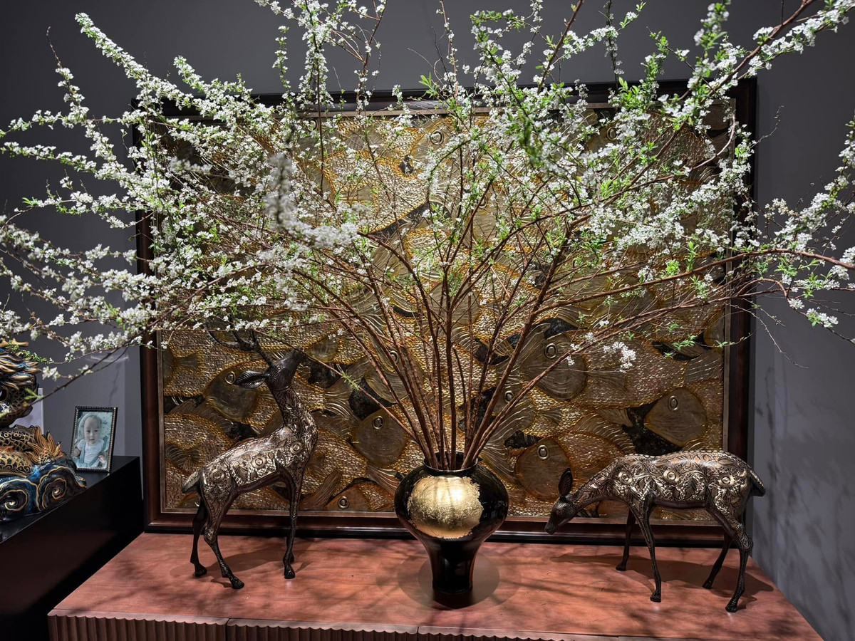 Nhiều khán giả trầm trồ trước tài cắm hoa khéo léo của vợ MC Thành Trung. Ảnh: FBNV