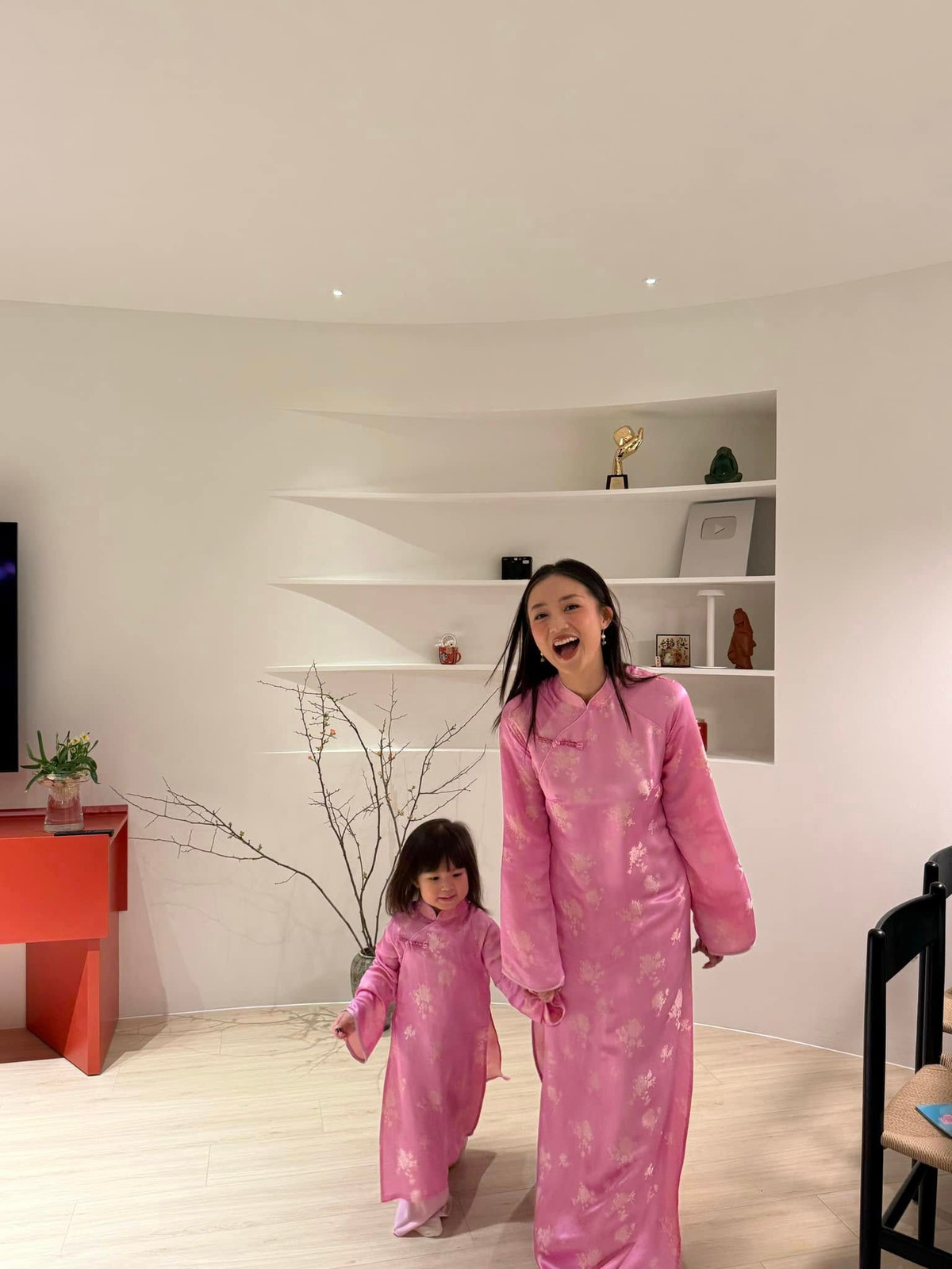 Chiếc kệ âm tường với đường cong mềm mại là điểm nhấn trong căn nhà. Tại đây, Salim trưng bày nhiều kỷ vật ý nghĩa. Ảnh: FBNV