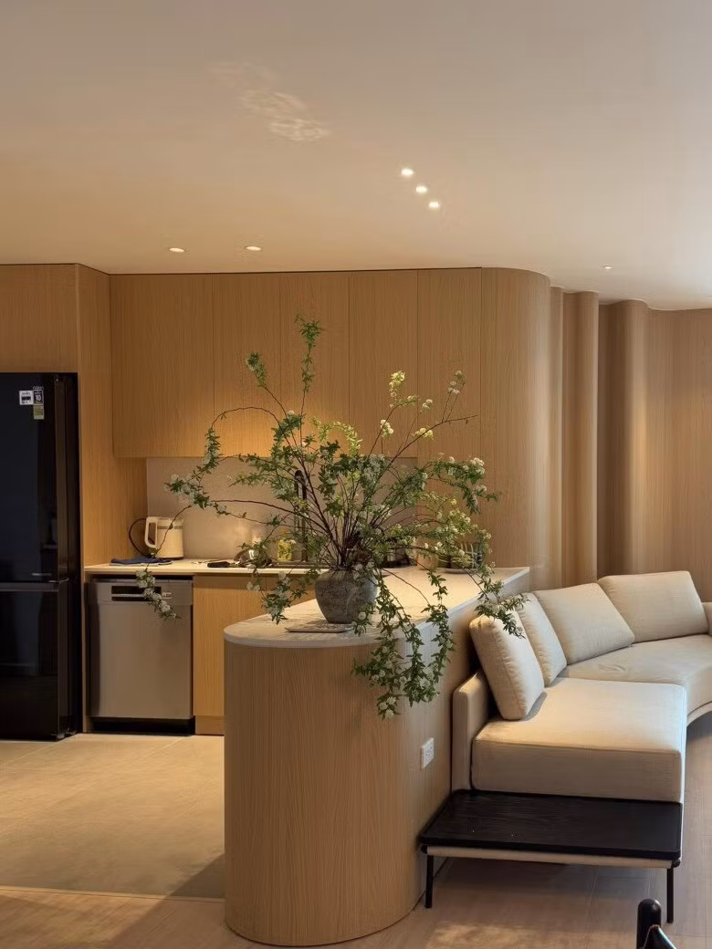 Phòng khách kết nối với bếp giúp không gian rộng rãi hơn. Ảnh: FBNV