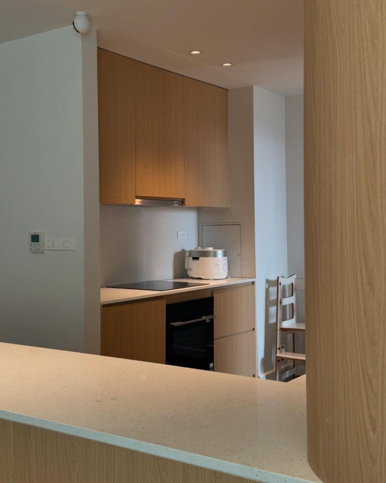 Khu bếp nhỏ nhưng đầy đủ tiện nghi với các thiết bị hiện đại được sắp xếp hợp lý. Ảnh: FBNV