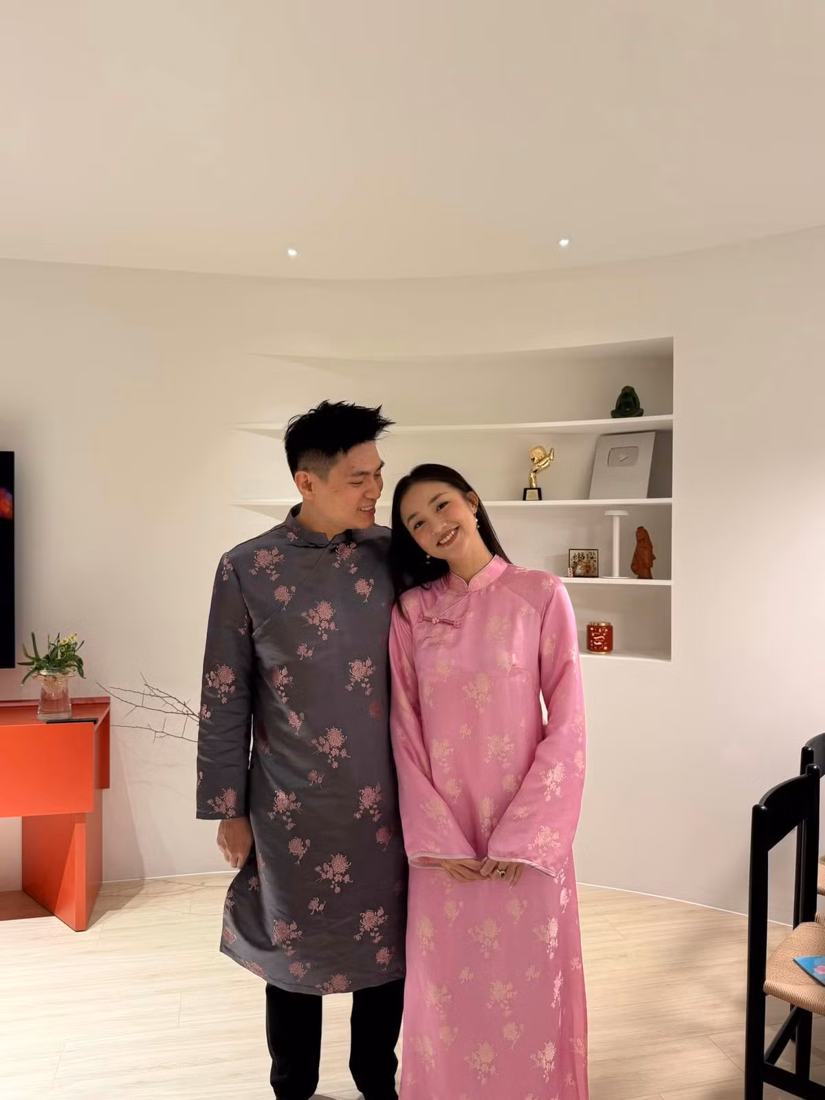 Không gian sống mới của Salim và chồng thiếu gia mang phong cách tối giản với tông màu trắng - gỗ chủ đạo. Ảnh: FBNV