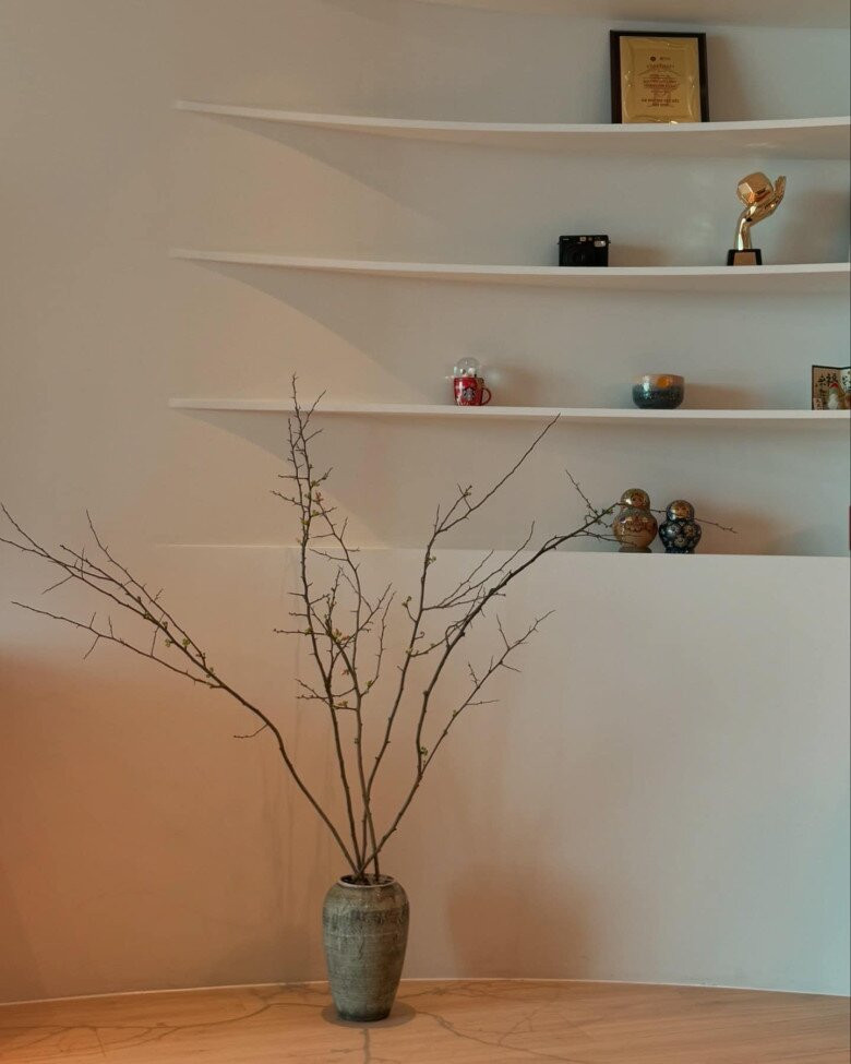 Cành hoa khẳng khiu trong chiếc bình gốm tạo điểm nhấn nghệ thuật. Ảnh: FBNV