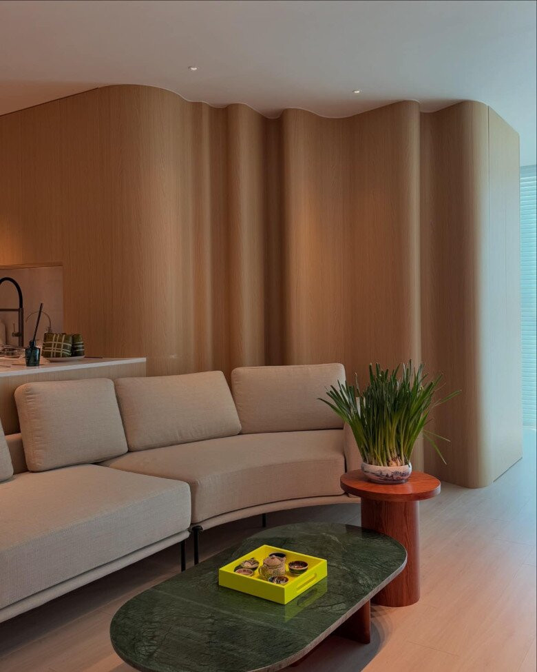 Tường gỗ uốn lượn mềm mại tạo sự chuyển động cho không gian. Ảnh: FBNV