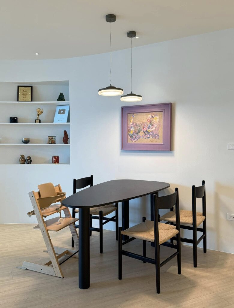 Bàn ăn tối giản với ghế gỗ đệm mây. Ảnh: FBNV