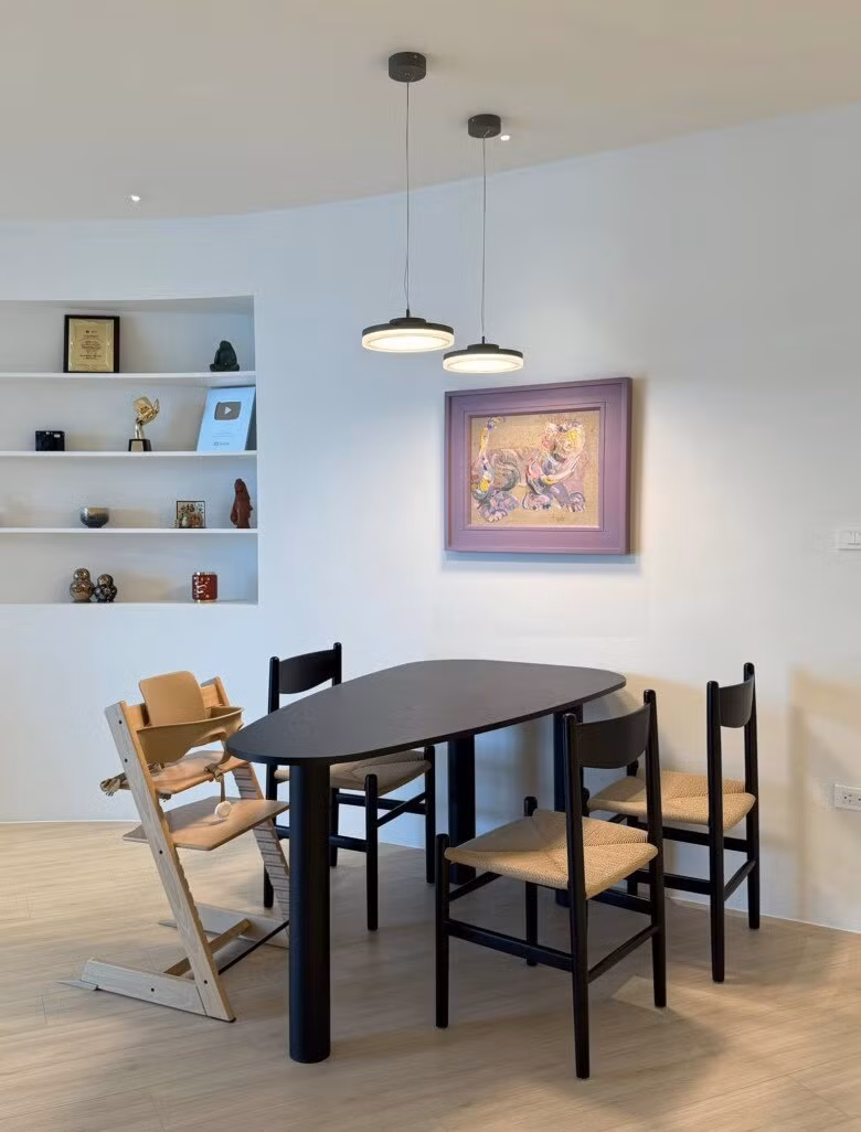 Bàn ăn tối giản với ghế gỗ đệm mây. Ảnh: FBNV