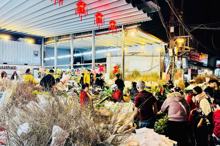 Hoa tại chợ Quảng An có nhiều chủng loại, màu sắc và được đánh giá đẹp và tươi hơn các chợ khác trong thành phố. Ảnh: Sức khỏe đời sống