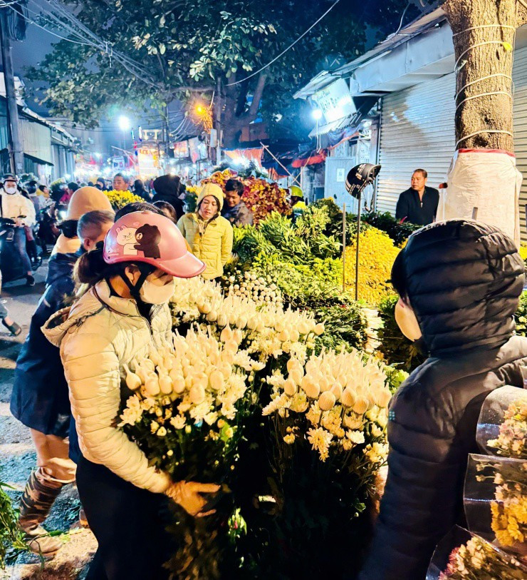 Không khí tấp nập, đông vui tại chợ Quảng An những ngày cuối năm. Ảnh: Sức khỏe đời sống