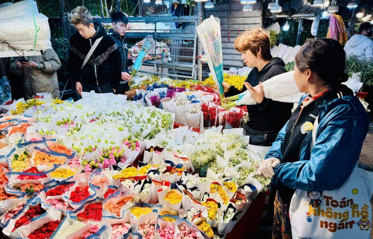 Vào những ngày giáp Tết, cả khu chợ càng trở nên nhộn nhịp, đông đúc, rực rỡ sắc màu với rất nhiều loại hoa được các thương lái tập kết về. Ảnh: Sức khỏe đời sống