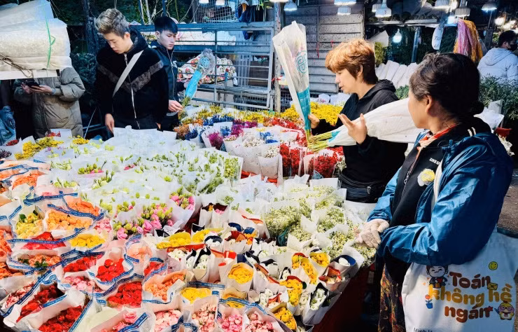 Vào những ngày giáp Tết, cả khu chợ càng trở nên nhộn nhịp, đông đúc, rực rỡ sắc màu với rất nhiều loại hoa được các thương lái tập kết về. Ảnh: Sức khỏe đời sống
