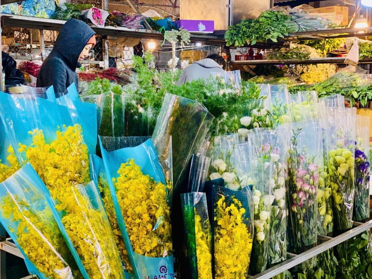 Các cửa hàng bày bán đa dạng các loại hoa như: Đào, hồng, ly, cúc, đồng tiền, lan, thanh liễu, tulip, cẩm tú cầu, tuyết mai... phục vụ cho không chỉ khách buôn mà còn cho cả khách lẻ đến tham quan và mua sắm. Ảnh: Sức khỏe đời sống