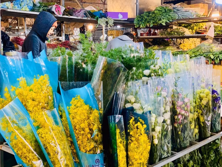 Các cửa hàng bày bán đa dạng các loại hoa như: Đào, hồng, ly, cúc, đồng tiền, lan, thanh liễu, tulip, cẩm tú cầu, tuyết mai... phục vụ cho không chỉ khách buôn mà còn cho cả khách lẻ đến tham quan và mua sắm. Ảnh: Sức khỏe đời sống