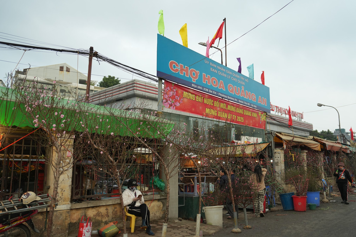  Chợ hoa Quảng An (Tây Hồ, Hà Nội) từ lâu được biết đến là một trong những chợ đầu mối lớn ở Hà Nội, cung cấp hoa tươi cho nhiều địa phương lân cận. Ảnh: Khánh Huy