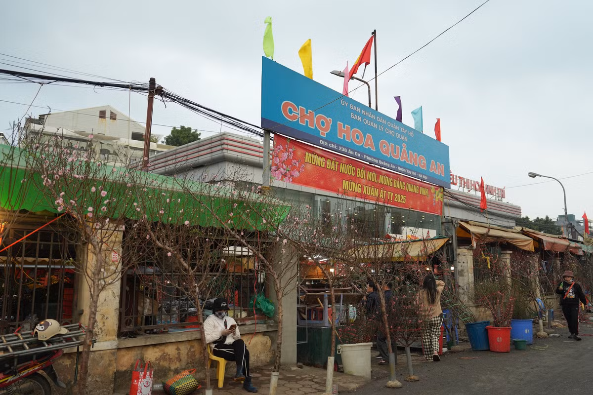  Chợ hoa Quảng An (Tây Hồ, Hà Nội) từ lâu được biết đến là một trong những chợ đầu mối lớn ở Hà Nội, cung cấp hoa tươi cho nhiều địa phương lân cận. Ảnh: Khánh Huy