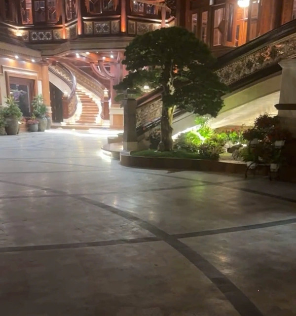 Bên cạnh đó, trong khuôn viên còn được bố trí hồ cá koi, vườn hoa với nhiều loại cây cảnh như tùng, bách, hoa hồng...Ảnh: FBNV