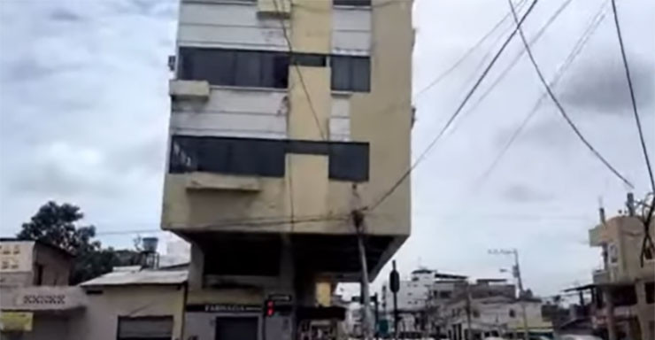 Suốt 30 năm qua, ngôi nhà chịu hàng loạt trận động đất lớn nhỏ khác nhau, trong đó có trận mạnh 6,5 độ Richter vào năm 2023, nhưng vẫn đứng vững mà không gặp phải thiệt hại nghiêm trọng. Ảnh: FTnews