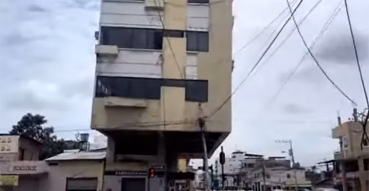 Suốt 30 năm qua, ngôi nhà chịu hàng loạt trận động đất lớn nhỏ khác nhau, trong đó có trận mạnh 6,5 độ Richter vào năm 2023, nhưng vẫn đứng vững mà không gặp phải thiệt hại nghiêm trọng. Ảnh: FTnews