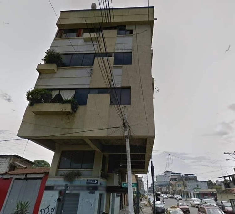 Tọa lạc tại thành phố Machala (Ecuador), tòa Nhà Bất Tử (El Inmortal) là công trình mang tính biểu tượng, nổi bật với vẻ ngoài mong manh và lạ lùng. Ảnh: Odditycentral