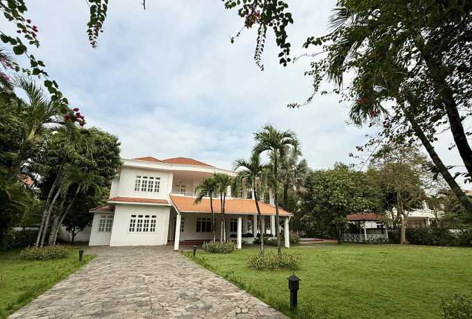 Không tính khu vực sân vườn, diện tích sử dụng căn biệt thự của NTK Đỗ Mạnh Cường khoảng 500 m2, với 6 phòng ngủ, đủ cho cả gia đình đông con sống. Ảnh: Ngoisao