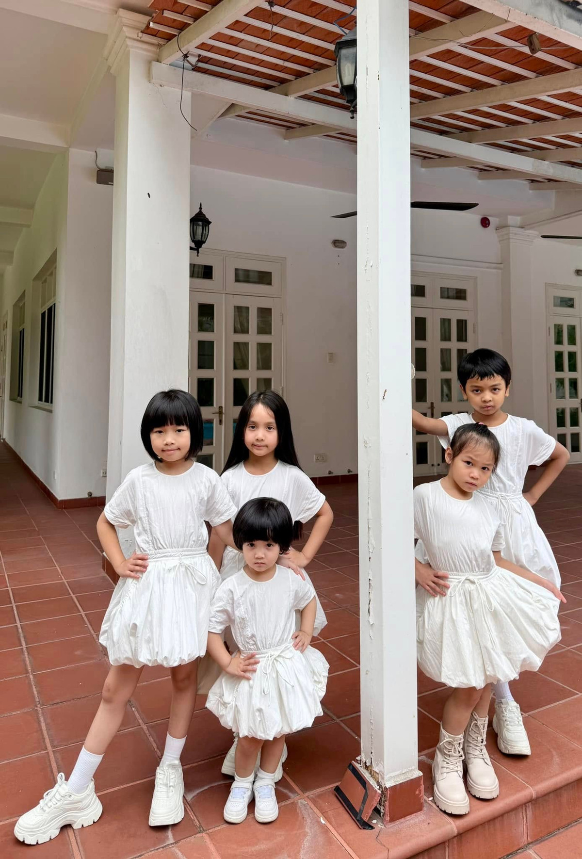 Hành lang dài, cửa kính lớn và cửa gỗ sơn trắng tạo vẻ ngoài cổ điển nhưng không kém phần sang trọng cho căn nhà. Ảnh: FB Do Manh Cuong