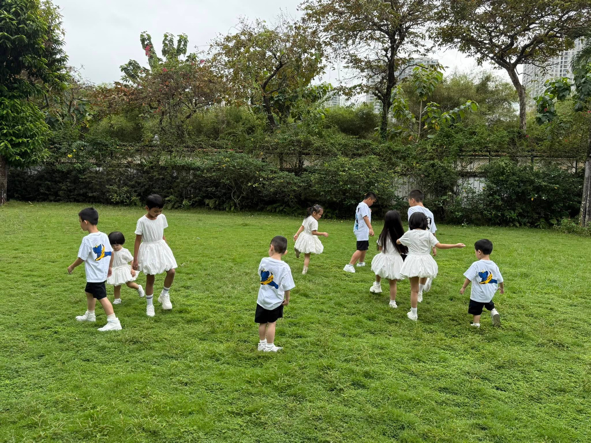 Trong vườn có nhiều cây to tỏa bóng mát cùng thảm cỏ xanh trải dài. Ảnh: FB Do Manh Cuong