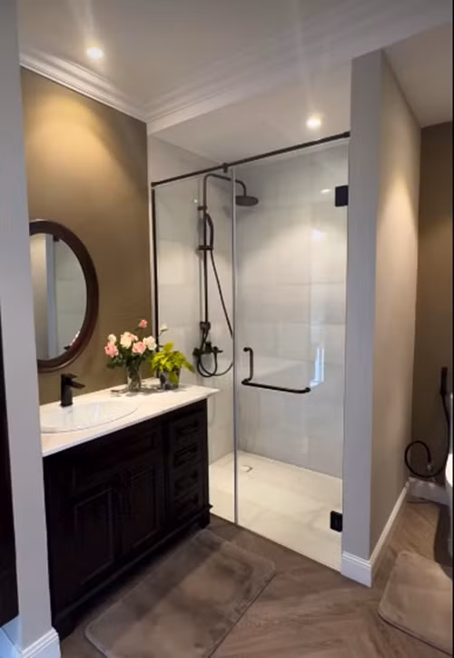 Phòng tắm với nội thất hiện đại. Ảnh: FBNV