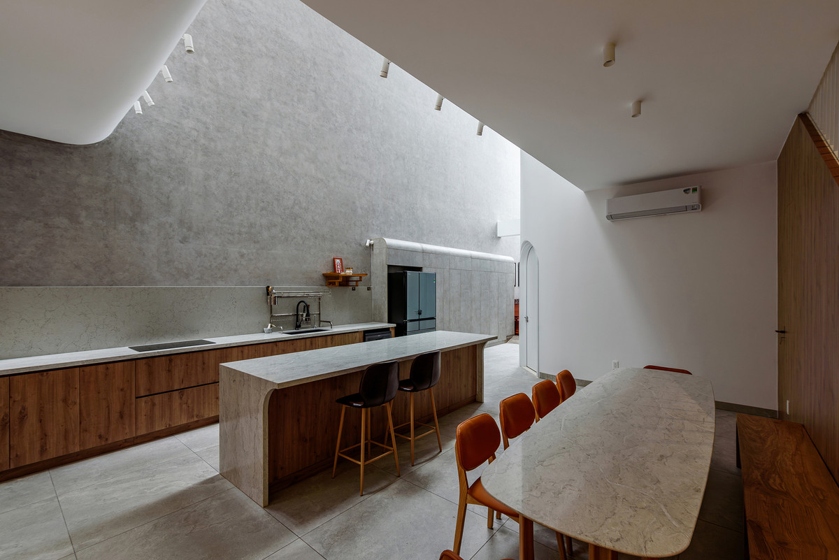 Ánh sáng đi qua khe lấy sáng vào không gian bên trong ngôi nhà. Ảnh: Lonton Studio