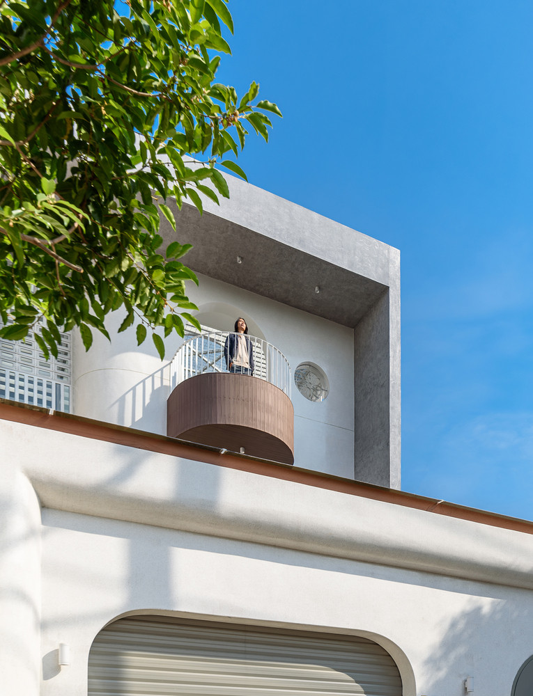 Căn nhà là một khối hình chữ nhật rỗng. Bên trong là 2 khối hình trụ trước và sau đỡ mái, kết hợp 2 khe lấy sáng và gió được thiết kế chạy dọc 2 bên hông nhà. Ảnh: Lonton Studio