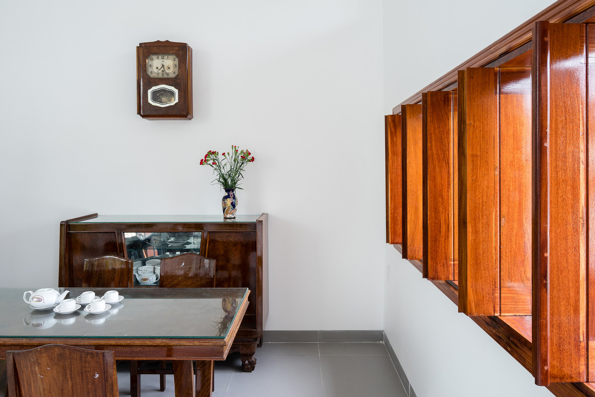 Cửa sổ lùa tạo vẻ đẹp thời gian cho căn phòng. Ảnh: Quang Dam