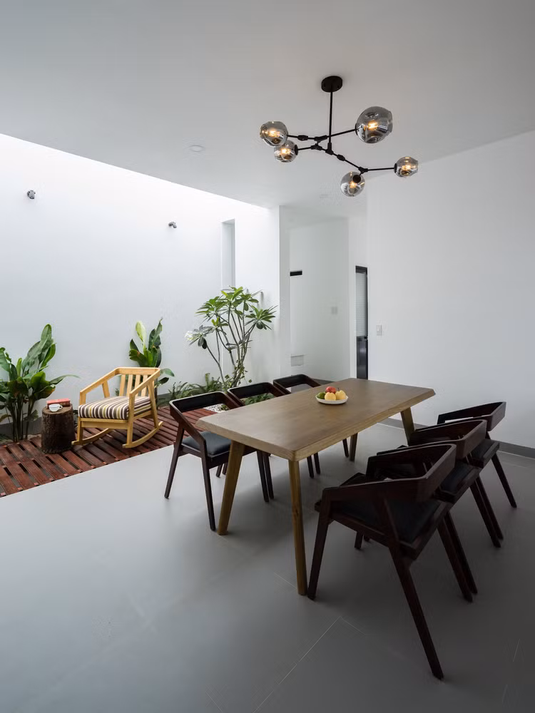 Không gian sống được phân chia bằng cách sử dụng đồ nội thất, kết hợp với khu vườn bên trong và giếng trời lớn, giúp tăng cường cung cấp ánh sáng tự nhiên. Ảnh: Quang Dam
