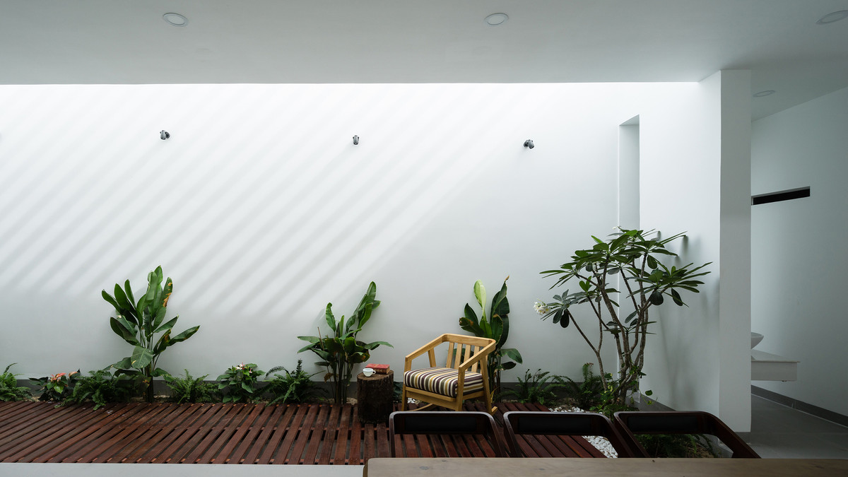 Kiến trúc sư sắp xếp lại các không gian bên trong, đồng thời đơn giản hóa chức năng của ngôi nhà. Ảnh: Quang Dam