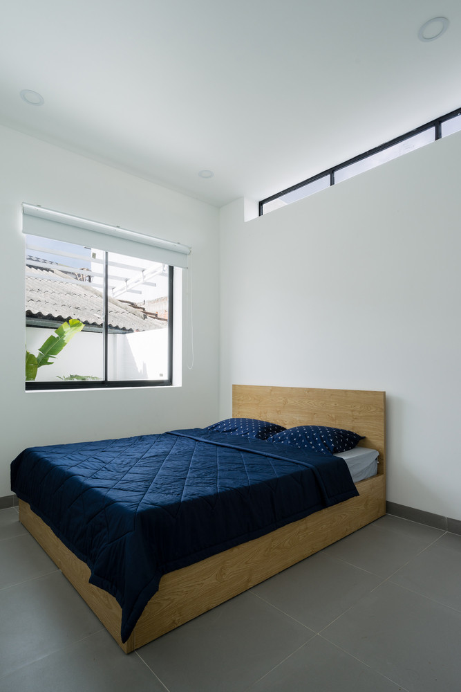 Phòng ngủ đơn giản, ngập ánh nắng. Ảnh: Quang Dam