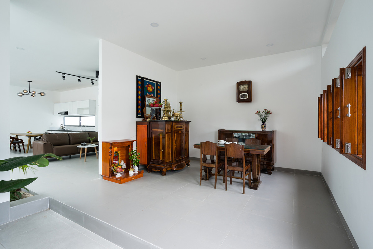 Tại không gian thờ cúng, gia chủ muốn tận dụng lại nội thất cũ như bộ bàn ghế, đồng hồ treo tường, tủ thờ...Ảnh: Quang Dam