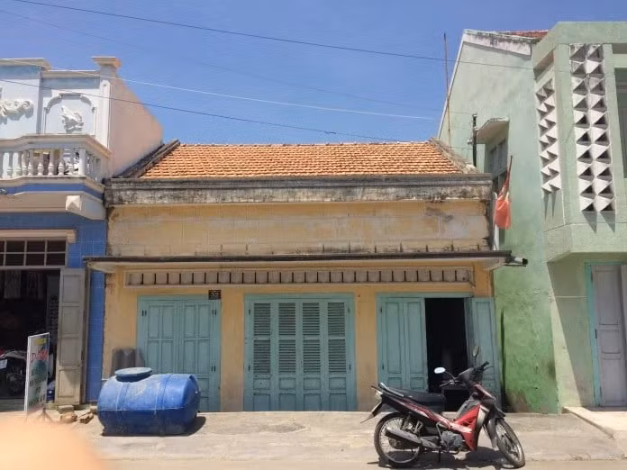 Nằm trên trục giao thông chính của huyện Tuy Phong (tỉnh Bình Thuận), ngôi nhà cổ được xây dựng từ năm 1960 là kỉ niệm để lại dành cho con cháu. Chủ nhân của ngôi nhà cũng từ nơi ấy đã trưởng thành, khôn lớn và “bay xa”. Ảnh: Quang Dam