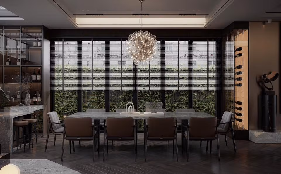 Phòng ăn rộng rãi với cửa kính lớn đón ánh sáng tự nhiên. Ảnh: FB Hằng Túi