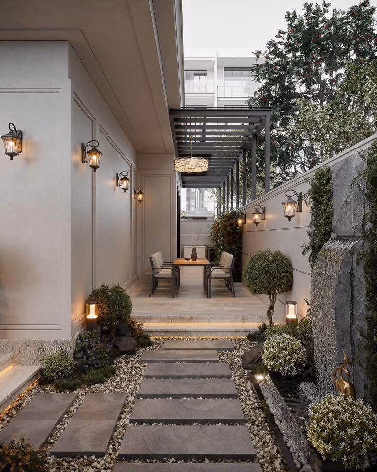 Không gian sân vườn được bố trí tinh tế với cây xanh và tiểu cảnh. Lối đi lát đá xen lẫn sỏi trắng. Ảnh: FB Hằng Túi