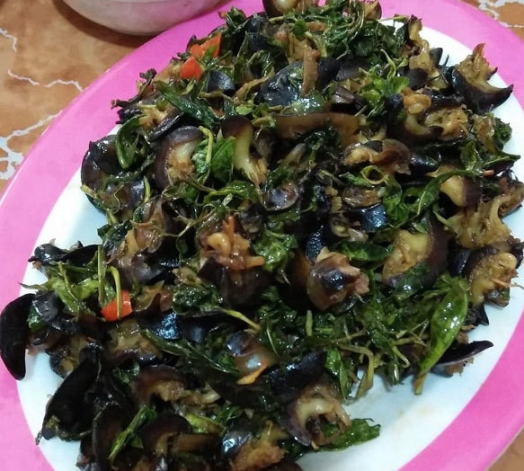 Tuy nhiên, theo các chuyên gia, chỉ nên ăn phần thịt của ốc sên, bỏ hết phần ruột gan, ống tiêu hóa của chúng sẽ không ảnh hưởng đến sức khỏe. Ảnh: Vietnamnet