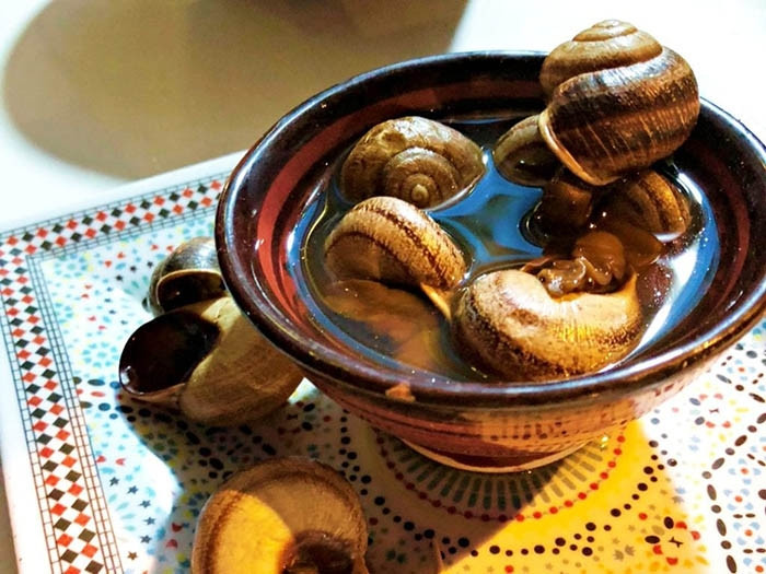 Nhưng hiện nay, nhiều người bất ngờ khi ốc ma trở thành đặc sản nổi tiếng, có thể chế biến thành nhiều món ăn lạ miệng. Ảnh: Báo giao thông