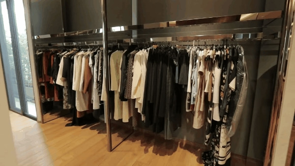 Trong nhà còn có một phòng rộng dành riêng để đựng quần áo, giày dép, túi xách và bàn trang điểm. Ảnh: Facebook