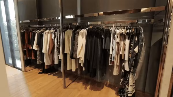 Trong nhà còn có một phòng rộng dành riêng để đựng quần áo, giày dép, túi xách và bàn trang điểm. Ảnh: Facebook