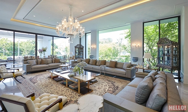 Bao quanh phòng khách là cửa kính lớn, giúp đón ánh sáng tự nhiên và ngắm nhìn khung cảnh bên ngoài. Ảnh: Hello