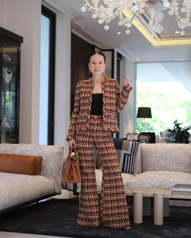 Bà Madam Pang - nữ đại gia thường xuyên đồng hành cùng đội tuyển Thái Lan được biết đến với khối tài sản đồ sộ. Trong đó, phải kể đến căn dinh thự ở trung tâm Sukhumvit, Bangkok (Thái Lan). Ảnh: FBNV