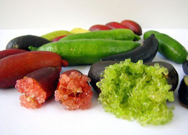 Đặc biệt, bên trong quả chanh có nhiều màu sắc bắt mắt như đỏ, xanh, tím, vàng, hồng,...Ảnh: Facebook